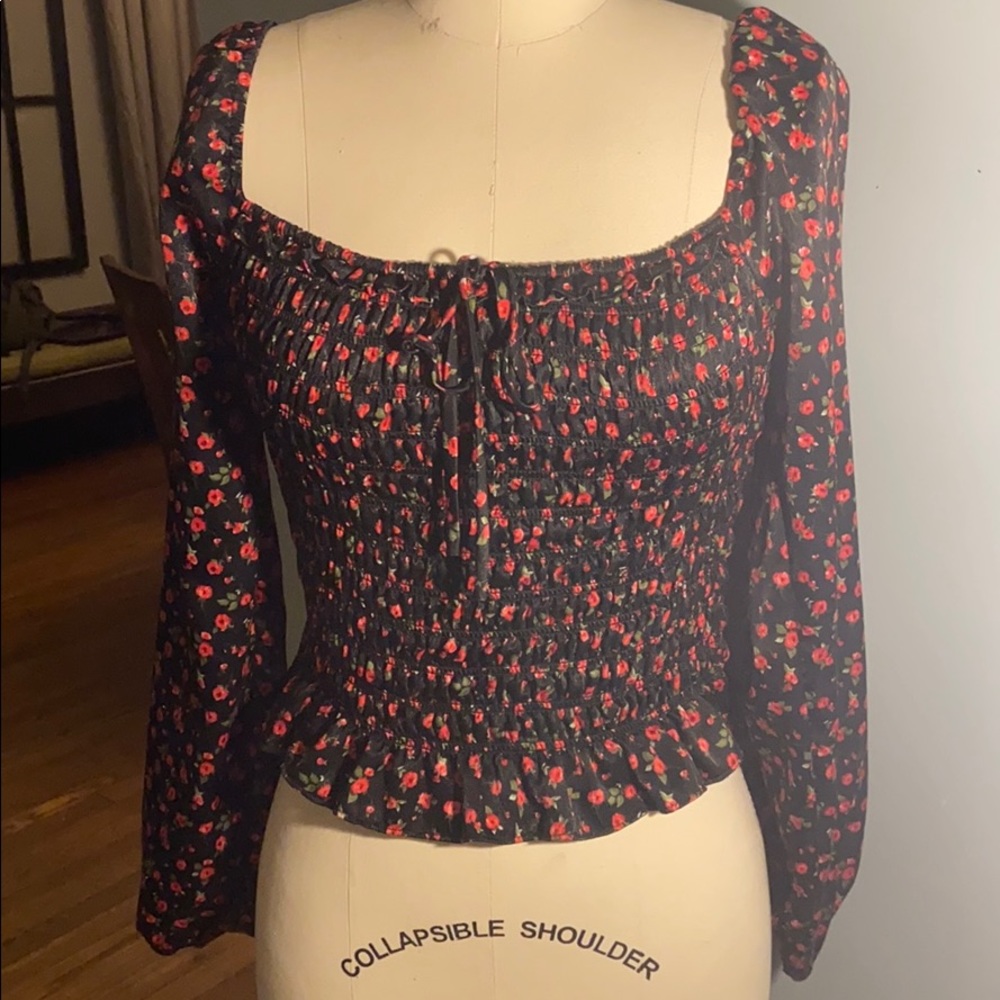 Floral Long-sleeve blouse.